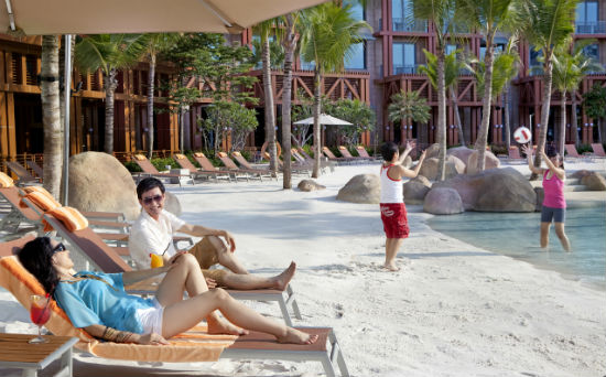 HRH Beach Pool Familyedit