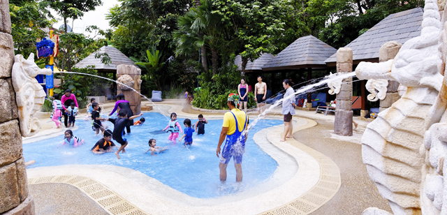 Hang out with your kid at this shallow pool Hang out with your kid at this shallow pool
