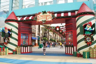 Snowy Christmas at Santa's Land entrance