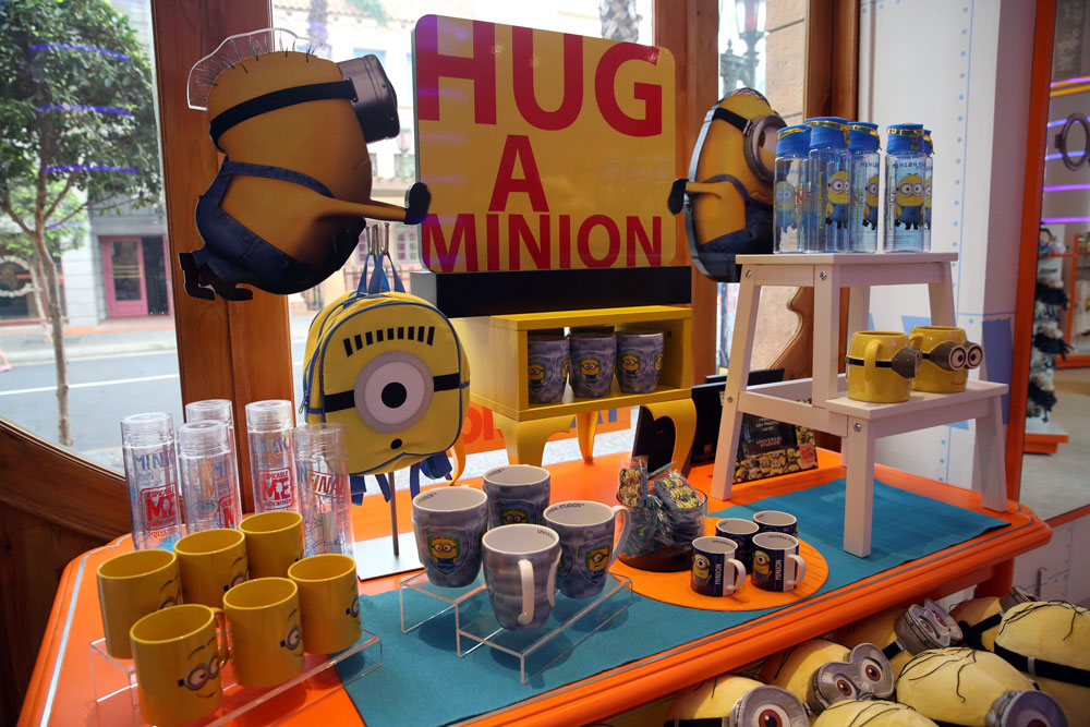 minion-hug