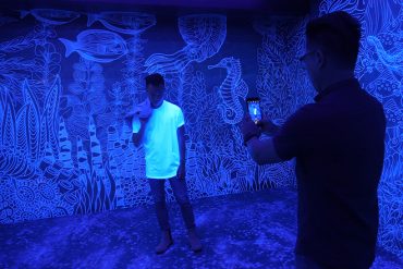 S.E.A. Aquarium glowing ocean
